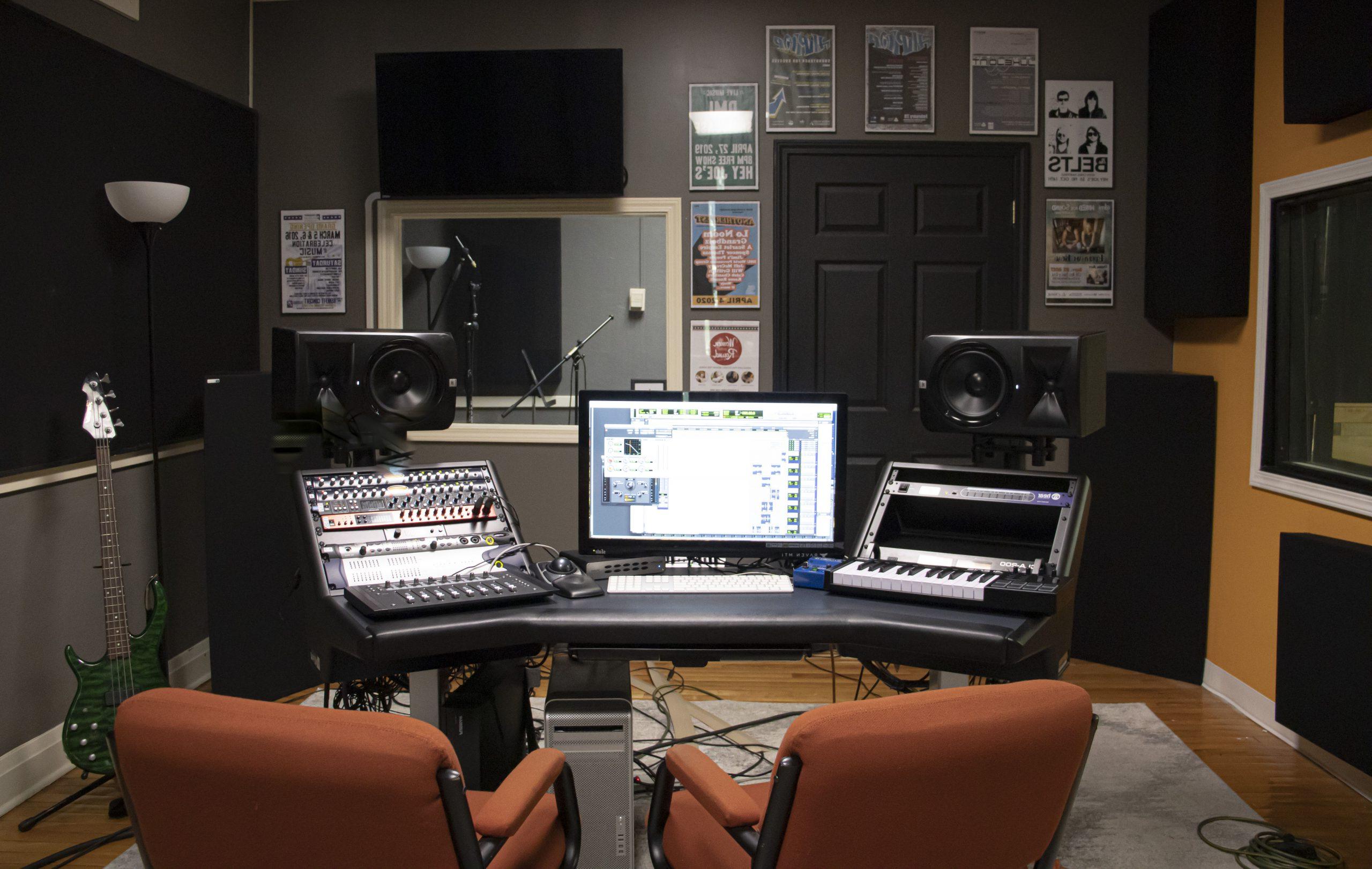 小型录音室，在电脑屏幕的每个位置都有录音设备.